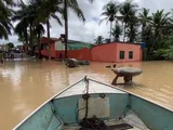 Estátuas do centro de Porto Calvo, AL, são quase cobertas pela água após cheia do rio