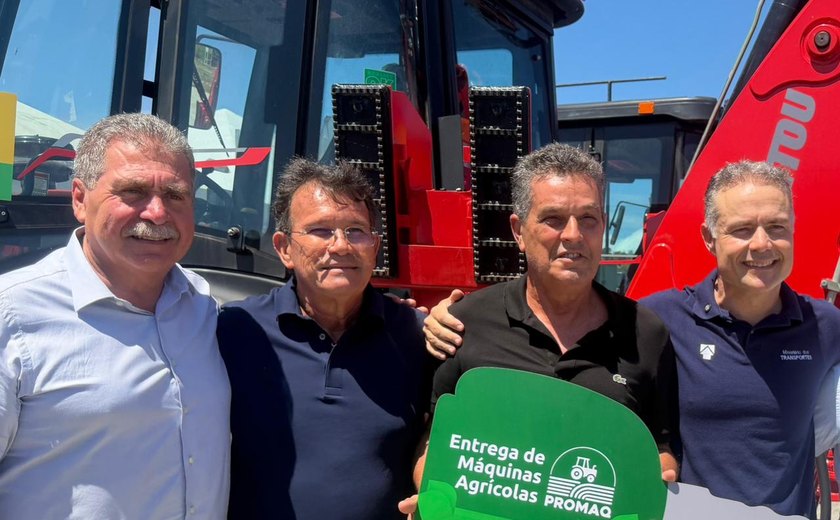 Prefeito de Branquinha reforça frota com nova retroescavadeira