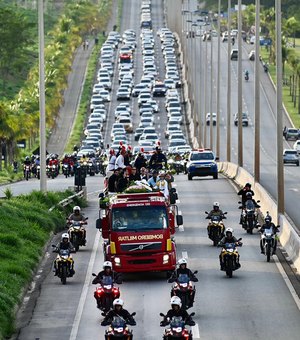 Corpo de Marília Mendonça é enterrado em Goiânia; milhares de pessoas acompanham o cortejo