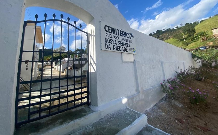 Prefeitura de Santana do Mundaú prepara cemitérios do município para receber visitantes no Dia de Finados