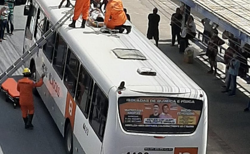 Mulher cai em cima de ônibus após se jogar de passarela em Maceió