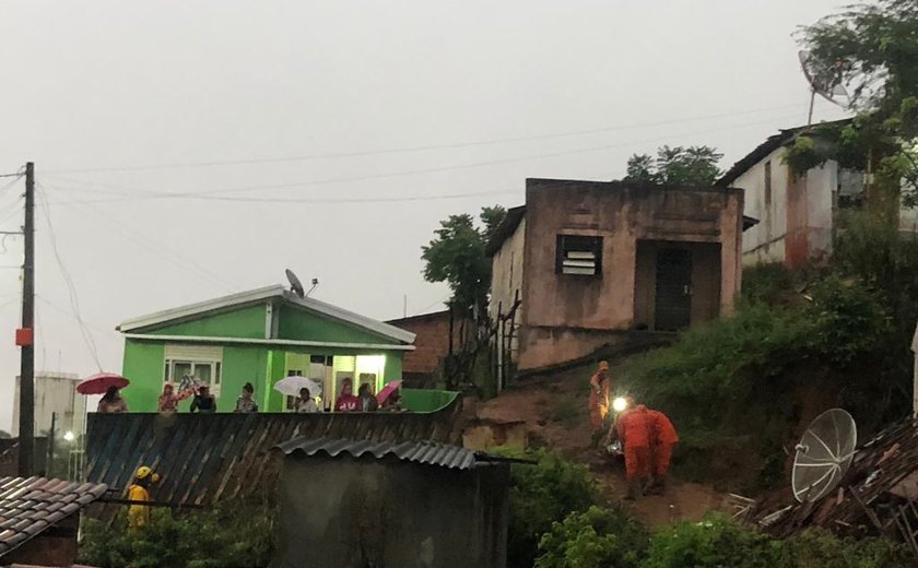 Saúde e órgãos de salvamento retiram família de imóvel que desabou em Palmeira dos Índios