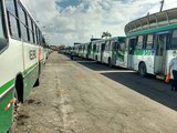 Com salários atrasados, funcionários da Veleiro fazem paralisação e ônibus ficam sem circular