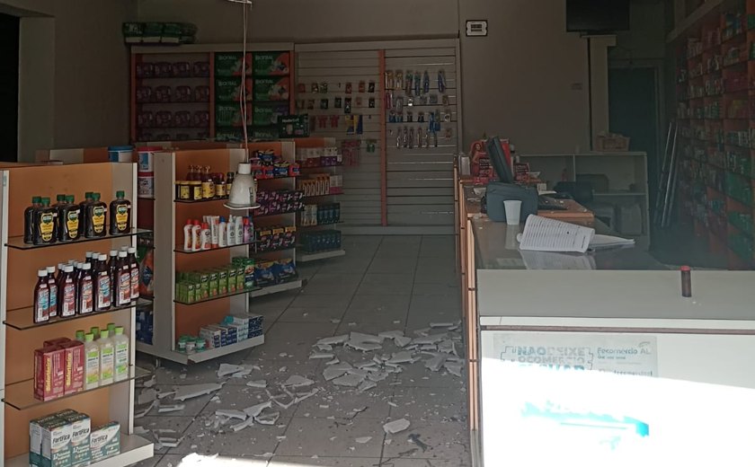 Telhado de loja é atingido após teto de farmácia desabar em União dos Palmares