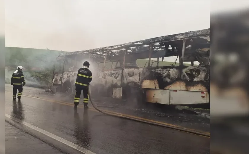 Ônibus pega fogo e fica destruído após colisão com moto em Atalaia