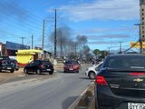 Protesto em Maceió deixa trecho da Avenida Menino Marcelo bloqueado e trânsito fica travado