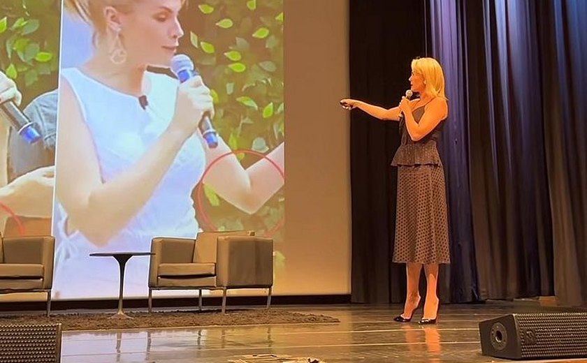 Mostrando hematomas, Ana Hickmann chora em palestra sobre violência doméstica