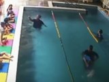 Video mostra momento em que criança se afoga durante aula de natação na Ponta Verde