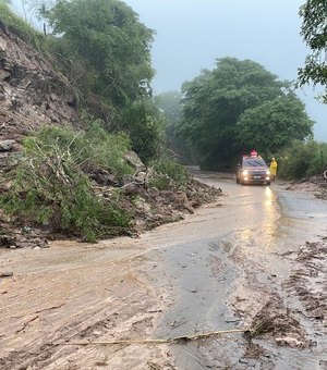 Fortes chuvas provocam rompimento de barragem e queda de barreiras em Palmeira dos Índios