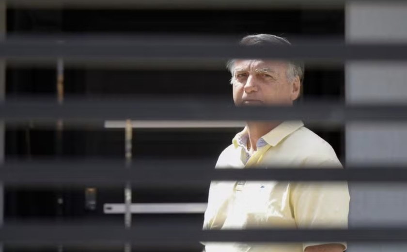 PF faz busca por armas e munições na casa de Bolsonaro; defesa chama ação de 'lamentável'