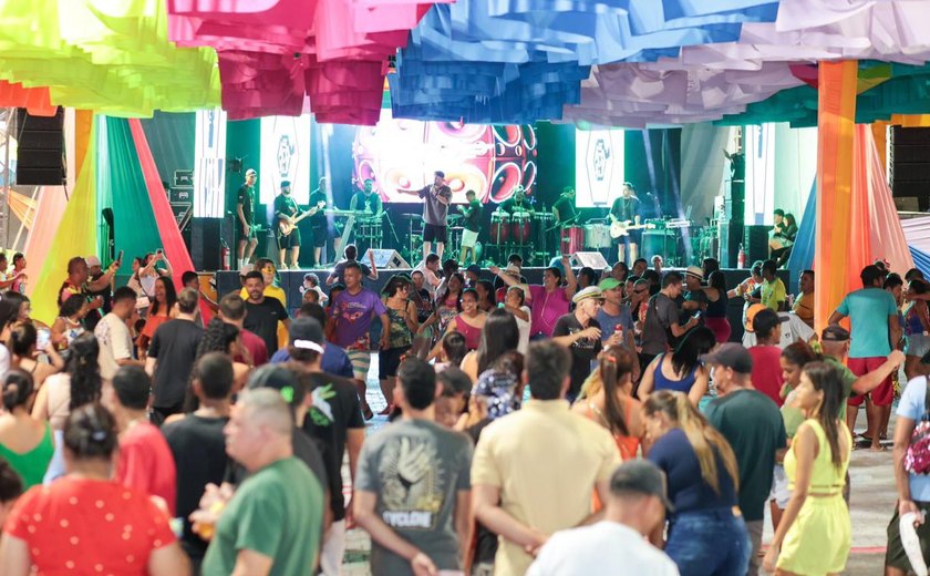 Em União dos Palmares, 1º noite de festa na Praça Basiliano recebe multidão de foliões e a festa continua nesta segunda-feira, a partir das 16h30