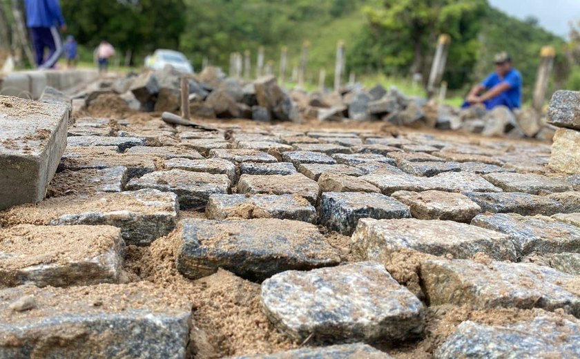 Prefeitura de Branquinha recupera estradas da zona rural e constrói calçamento na Vila do Rei