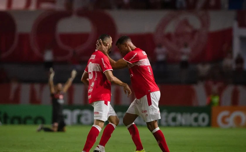 Com direito a gol de placa, CRB desencanta e vence a primeira na Série B