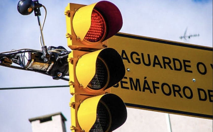 DMTT de Maceió autoriza avanço de sinais vermelhos durante a madrugada