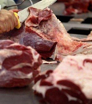 Preços de carnes, frango e suínos já recuam no atacado com embargo da China às exportações brasileiras; efeito deve chegar ao consumidor