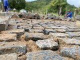 Prefeitura de Branquinha recupera estradas da zona rural e constrói calçamento na Vila do Rei