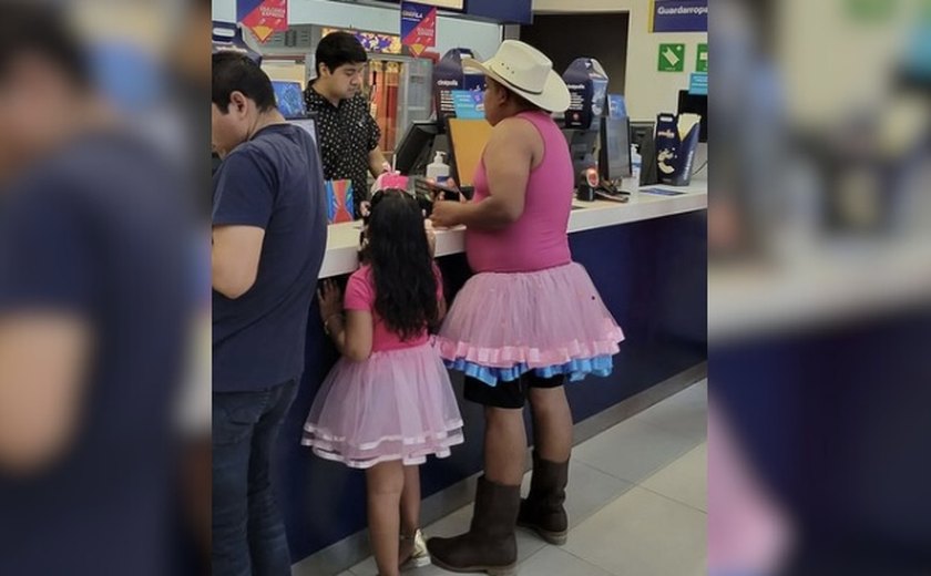 Pai se veste de tutu e collant para assistir Barbie junto com a filha