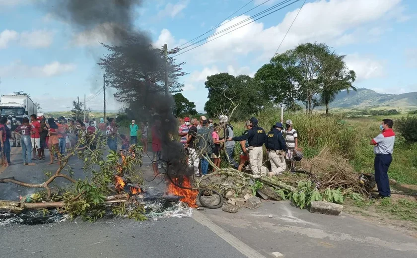 Manifestantes sem-terra protestam na BR-104, em União dos Palmares