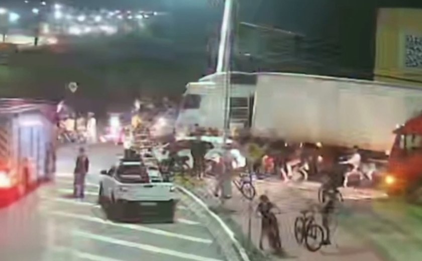 Ciclista sobrevive após ser atropelada por carreta e ficar sob o veículo em Maceió