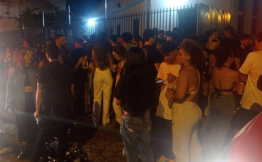 Polícia flagra aglomeração e pessoas sem máscara em calçadas de bares de Maceió