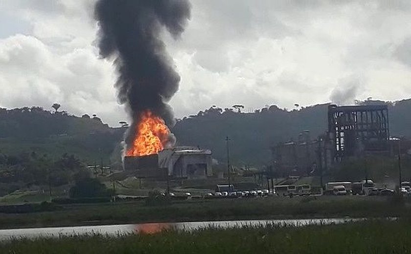 Incêndio de grandes proporções em usina deixa feridos em São Miguel