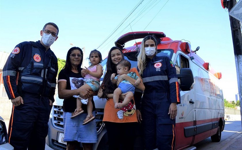 Família reencontra socorristas que salvaram bebê engasgado, em Maceió