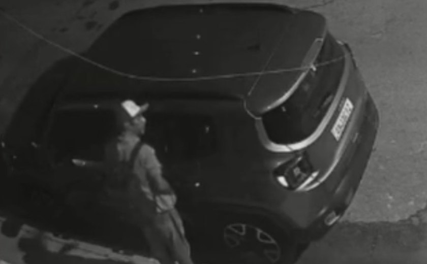 Homem arromba carro em menos de dois minutos na Jatiúca, Maceió