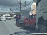 Veículo fica preso entre carreta e van na Avenida Menino Marcelo em Maceió