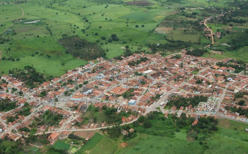 Filho impede que mãe e irmãos entrem em casa e acaba preso