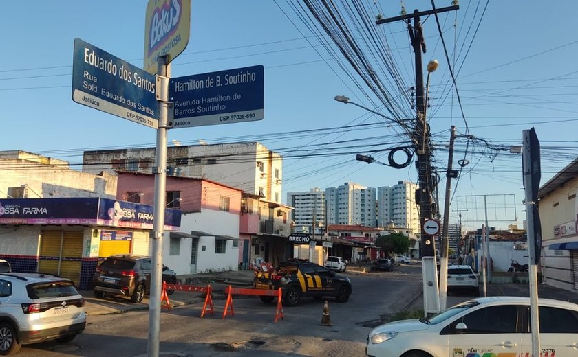 Obra interdita trechos de rua na Jatiúca, em Maceió