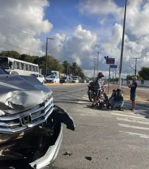 Carro e moto batem na Avenida Gustavo Paiva, em Maceió