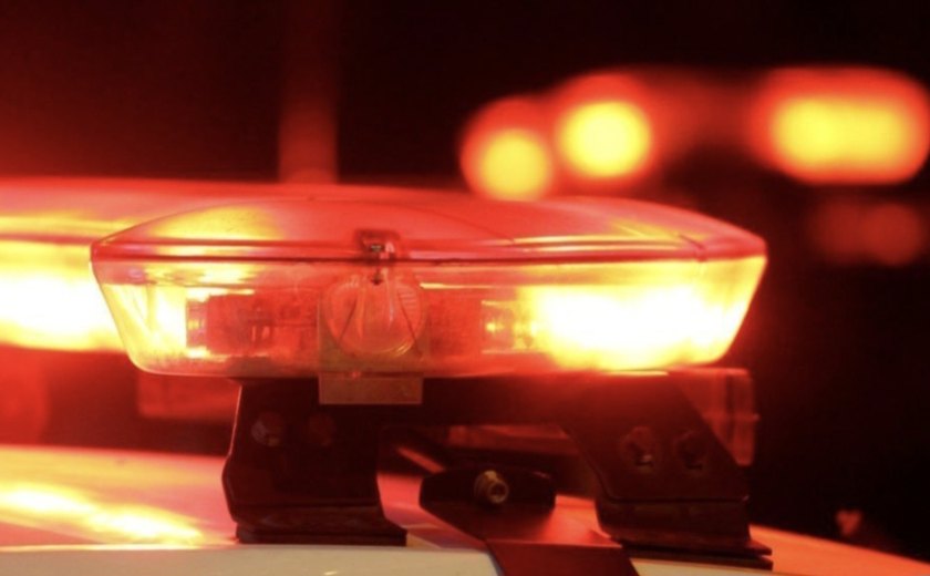 Jovem é morto a tiros dentro de carro em praia de Maceió