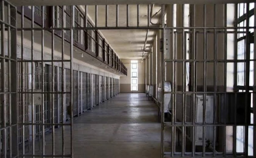 Operação apreende celulares, drogas e armas em presídios de Alagoas