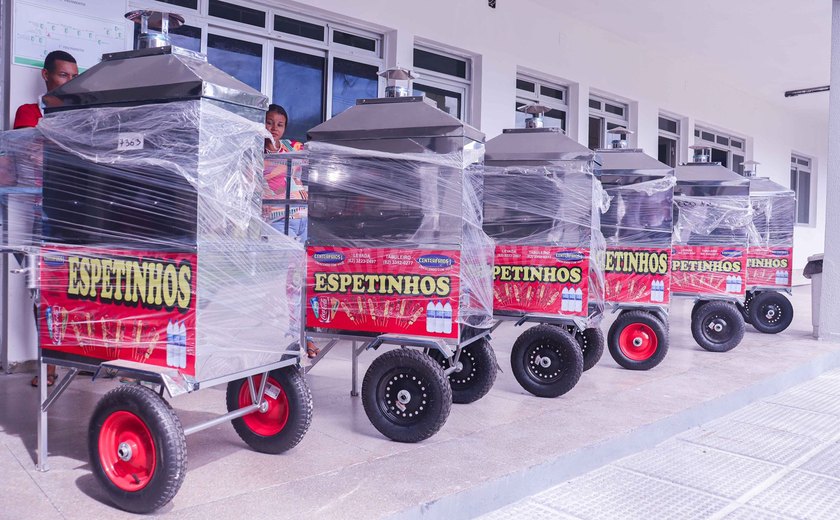 Prefeitura entrega carrinhos multifuncionais para os vendedores de milho de União dos Palmares