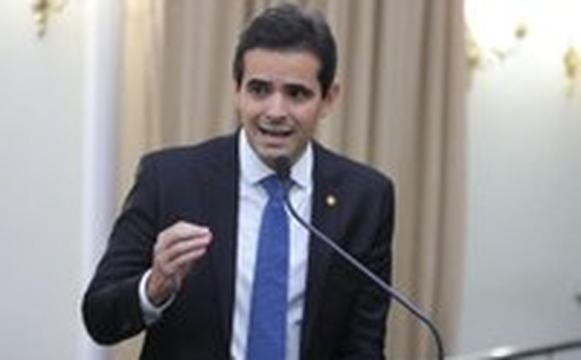 Deputado critica discussão na Camara de Maceió sobre transição de gênero para crianças