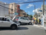 Colisão entre dois carros deixa jovem ferido na Pajuçara