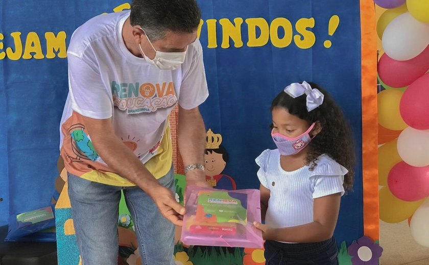 Educação de Branquinha inicia ano letivo de 2022 com entrega de kits escolares