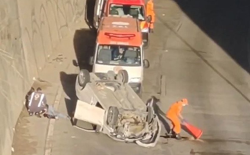 Carro capota debaixo do viaduto da antiga PRF e acidente deixa feridos, em Maceió