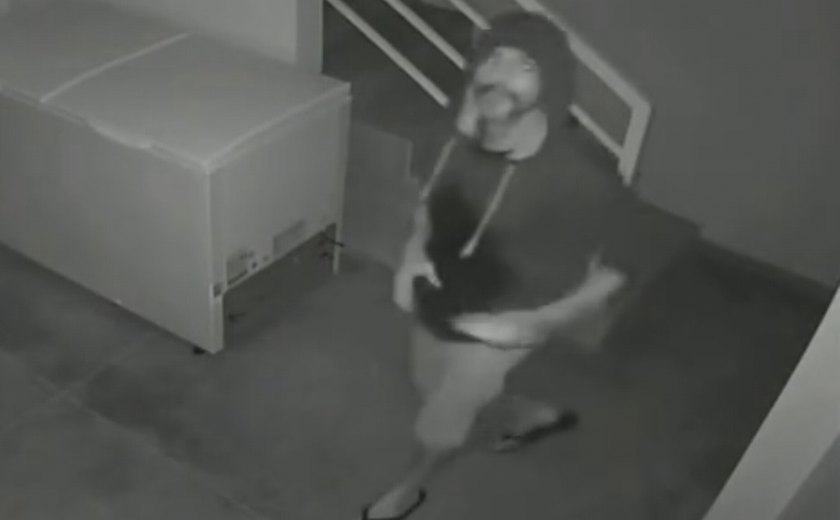 Vídeo mostra suspeito de furto invadindo sorveteria na Jatiúca