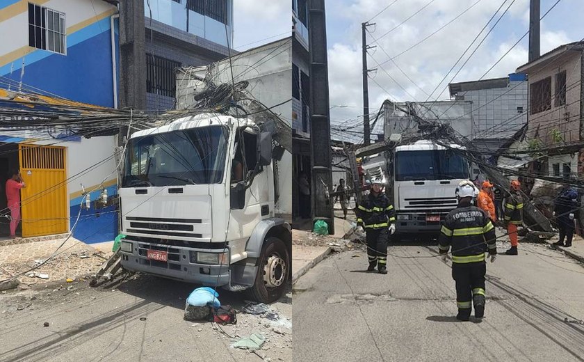 Caminhão arrasta fiação e poste cai em cima do veículo em Maceió