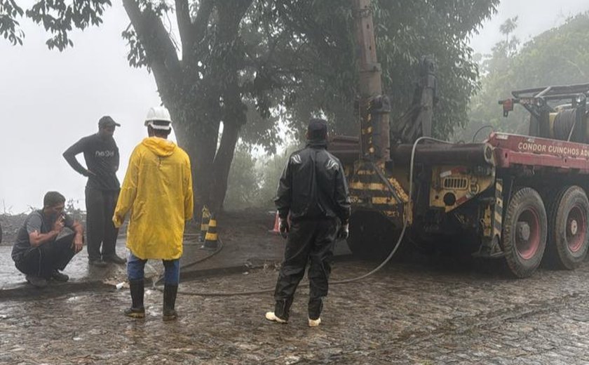 Chuva dificulta retirada de ônibus acidentado na Serra da Barriga