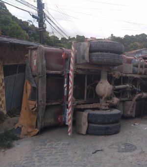 Caminhão carregado com areia tomba e atinge duas casas em grota no Benedito Bentes