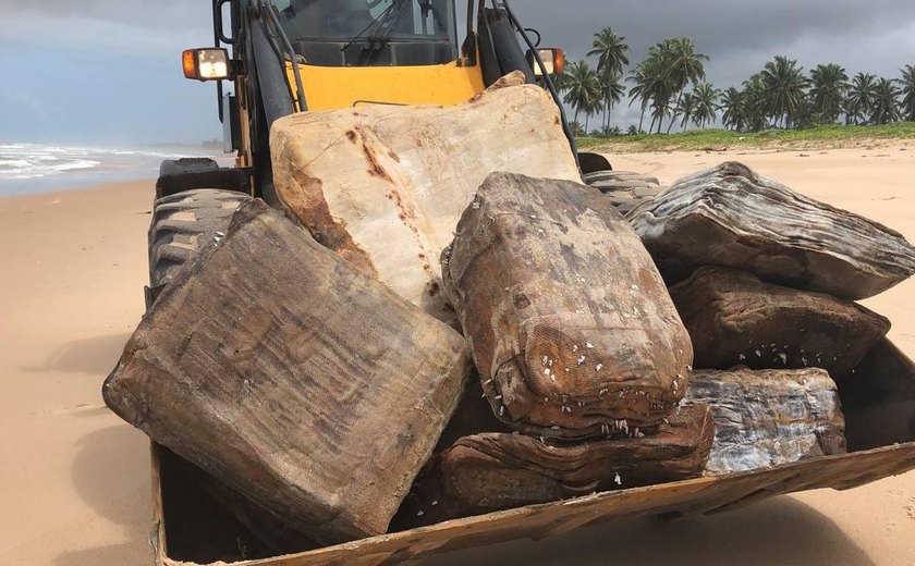 Mais nove fardos de navio nazista são recolhidos em praia de Coruripe