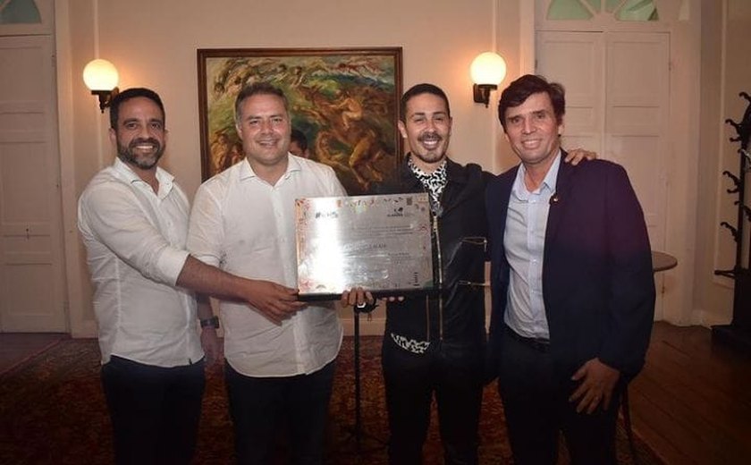 Carlinhos Maia recebe título de Imperador do Turismo de Alagoas pelas mãos de Renan Filho