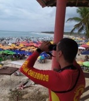 Turistas de Pernambuco são resgatados após afogamento na Praia do Francês; um segue desaparecido