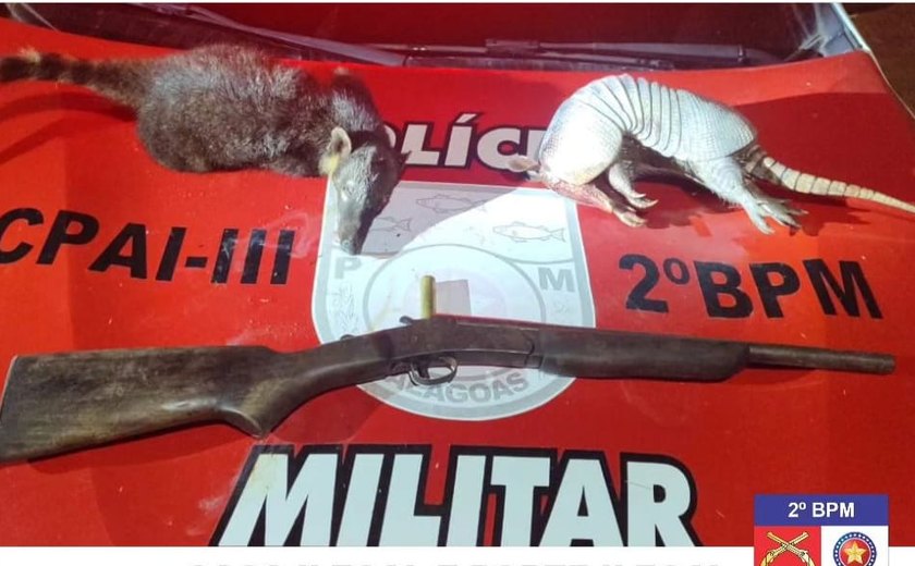 Homem é preso em Branquinha carregando armas e dois animais silvestres