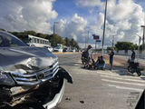 Carro e moto batem na Avenida Gustavo Paiva, em Maceió