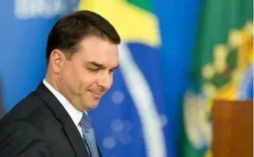 Flávio Bolsonaro quer bolsonaristas doando sangue de verde e amarelo