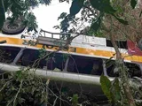 Retirada do ônibus que caiu na Serra da Barriga entra no terceiro dia e veículo será dividido para ser removido
