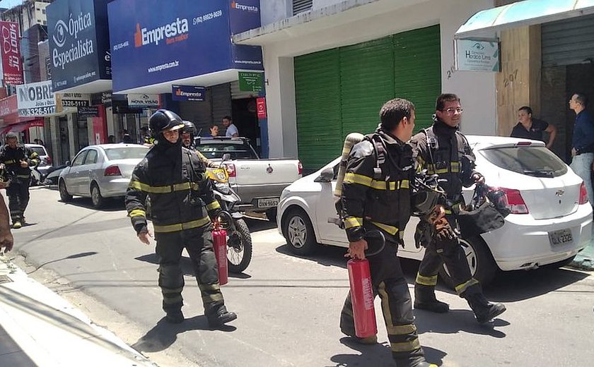 Incêndio atinge ótica, mobiliza bombeiros e assusta população no Centro de Maceió